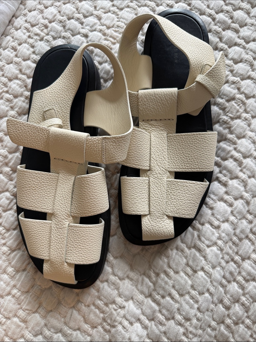 NEW / THE ROW Cream peddled leather fisherman sandals / 38